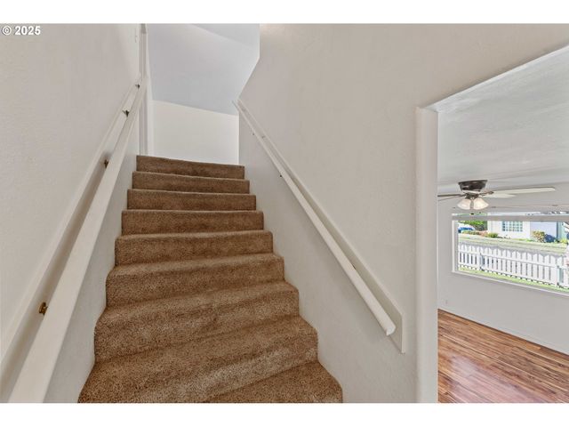 584 EXCHANGE St, North Bend, OR 97459