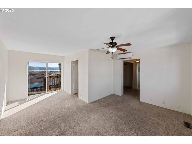 584 EXCHANGE St, North Bend, OR 97459