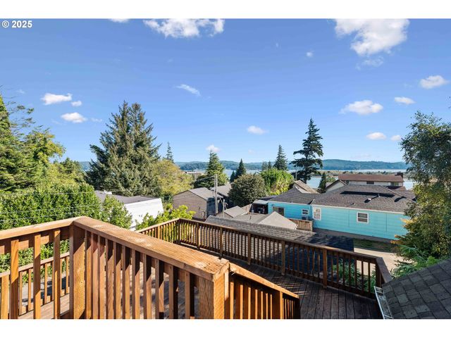 584 EXCHANGE St, North Bend, OR 97459