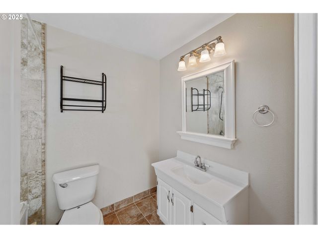 584 EXCHANGE St, North Bend, OR 97459