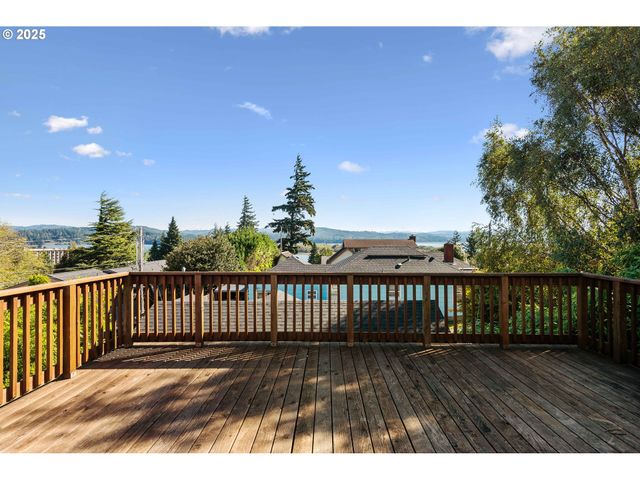 584 EXCHANGE St, North Bend, OR 97459