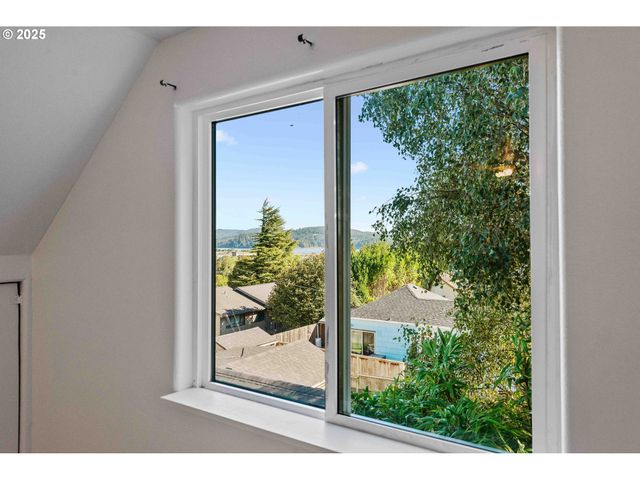 584 EXCHANGE St, North Bend, OR 97459