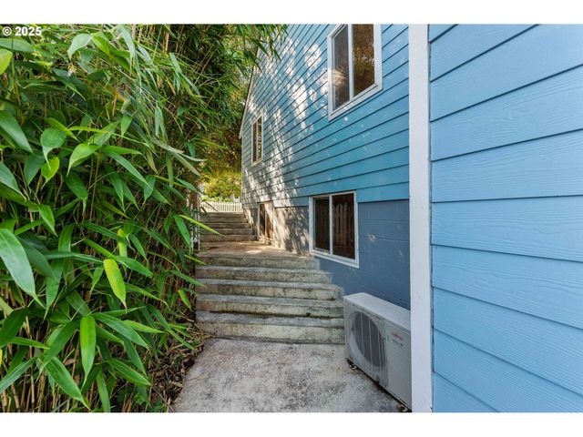 584 EXCHANGE St, North Bend, OR 97459