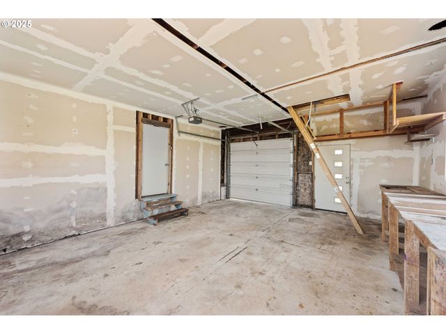 584 EXCHANGE St, North Bend, OR 97459