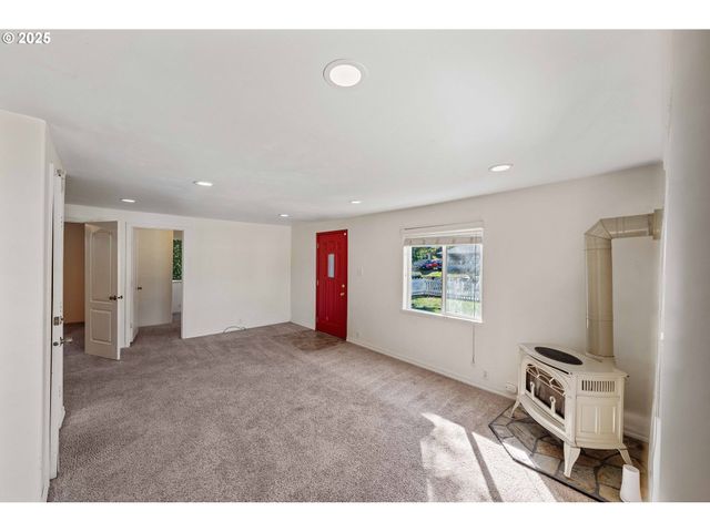 584 EXCHANGE St, North Bend, OR 97459