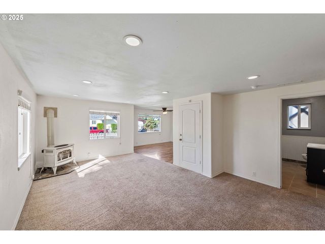 584 EXCHANGE St, North Bend, OR 97459