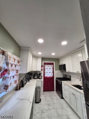 66 Independence Dr, Roselle Boro, NJ 07203