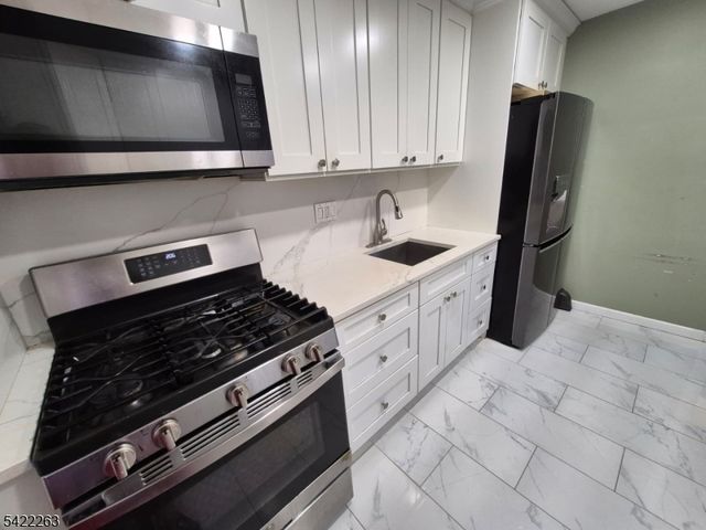 66 Independence Dr, Roselle Boro, NJ 07203