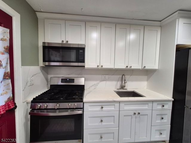 66 Independence Dr, Roselle Boro, NJ 07203