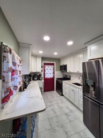 66 Independence Dr, Roselle Boro, NJ 07203