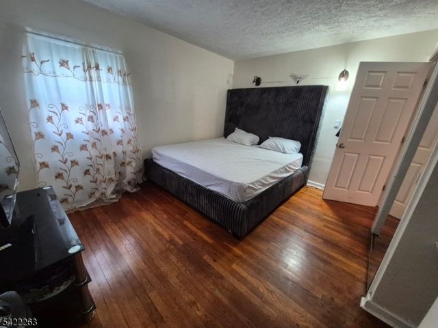 66 Independence Dr, Roselle Boro, NJ 07203