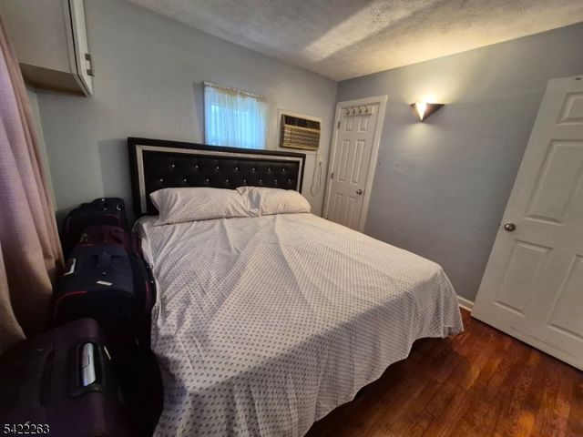 66 Independence Dr, Roselle Boro, NJ 07203