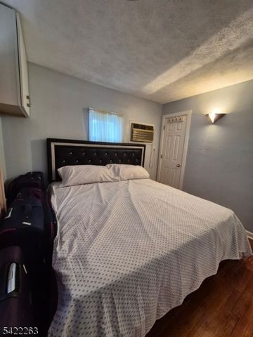 66 Independence Dr, Roselle Boro, NJ 07203