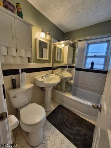 66 Independence Dr, Roselle Boro, NJ 07203
