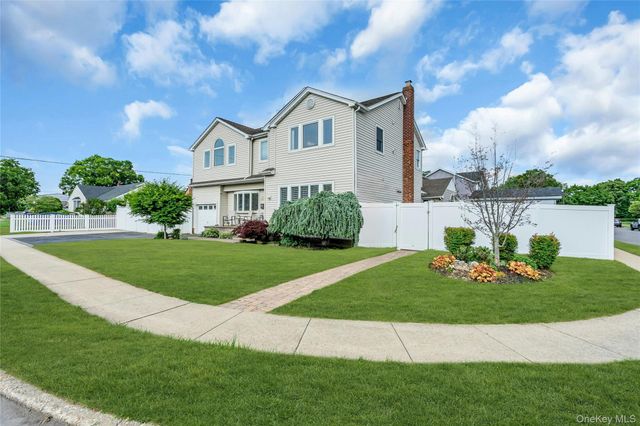 7 Mohawk Drive, Massapequa, NY 11758