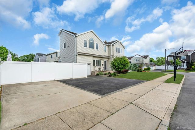 7 Mohawk Drive, Massapequa, NY 11758