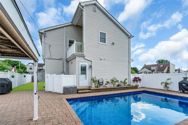 7 Mohawk Drive, Massapequa, NY 11758
