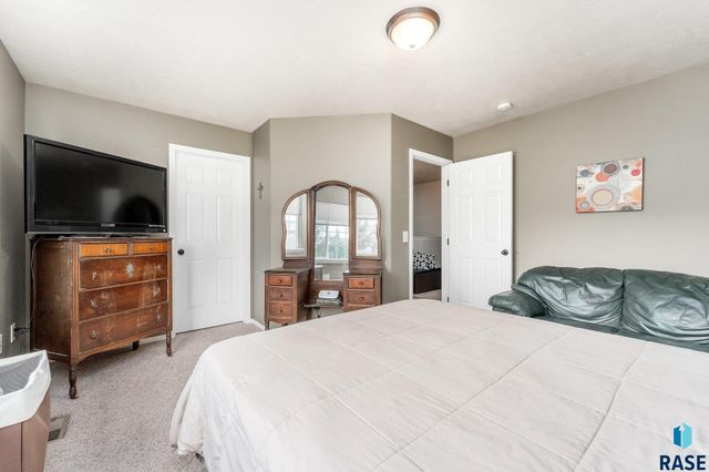 6502 S Santa Rosa Pl, Sioux Falls, SD 57108