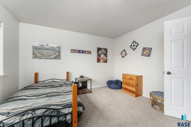 6502 S Santa Rosa Pl, Sioux Falls, SD 57108