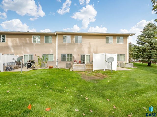 6502 S Santa Rosa Pl, Sioux Falls, SD 57108