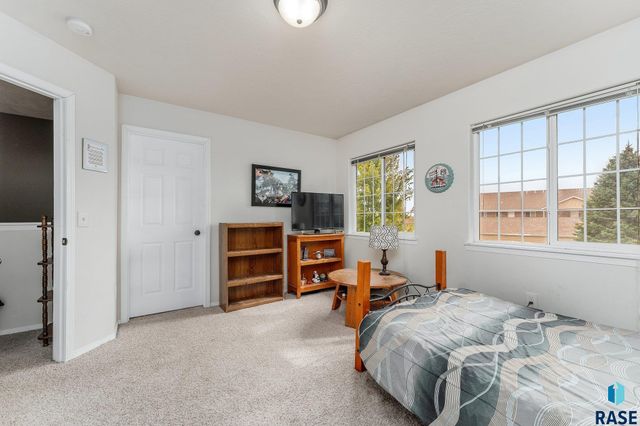 6502 S Santa Rosa Pl, Sioux Falls, SD 57108