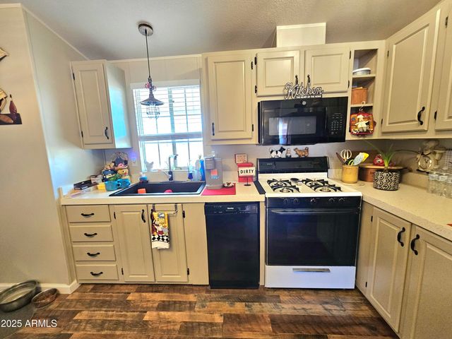 284 N Warren Road, Benson, AZ 85602