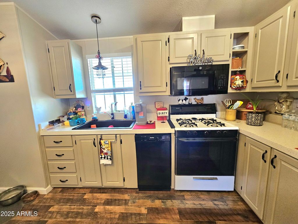 Image 15 of property listing at 284 N Warren Road, Benson, AZ 85602