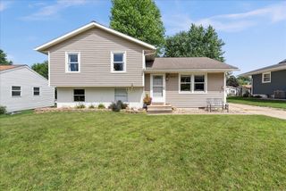 3828 Spruce Hills Drive, Cedar Falls, IA 50613