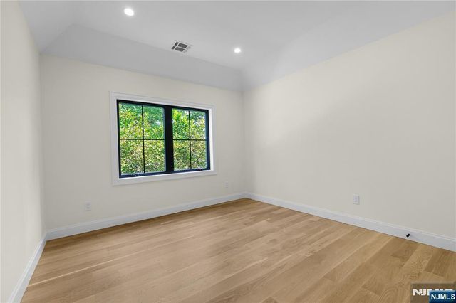 10 Radburn Road, Glen Rock, NJ 07452