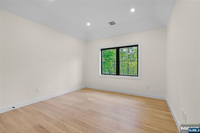 10 Radburn Road, Glen Rock, NJ 07452