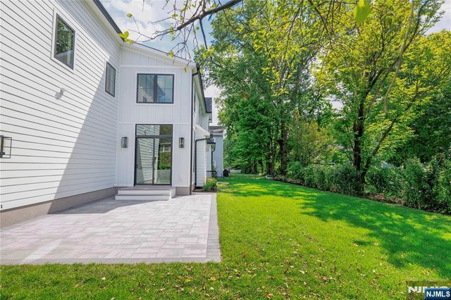 10 Radburn Road, Glen Rock, NJ 07452