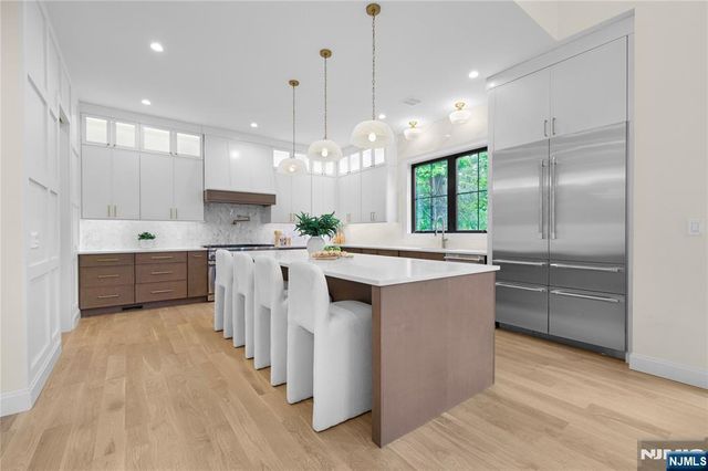 10 Radburn Road, Glen Rock, NJ 07452