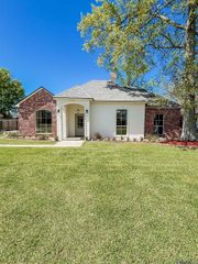 17375 Les Chenier St, Prairieville, LA 70769