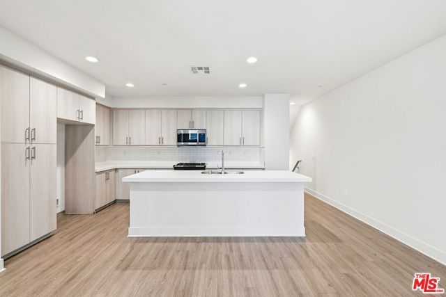 2111 N Cahuenga Boulevard 11, Los Angeles, CA 90068
