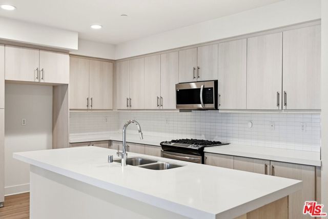 2111 N Cahuenga Boulevard 11, Los Angeles, CA 90068