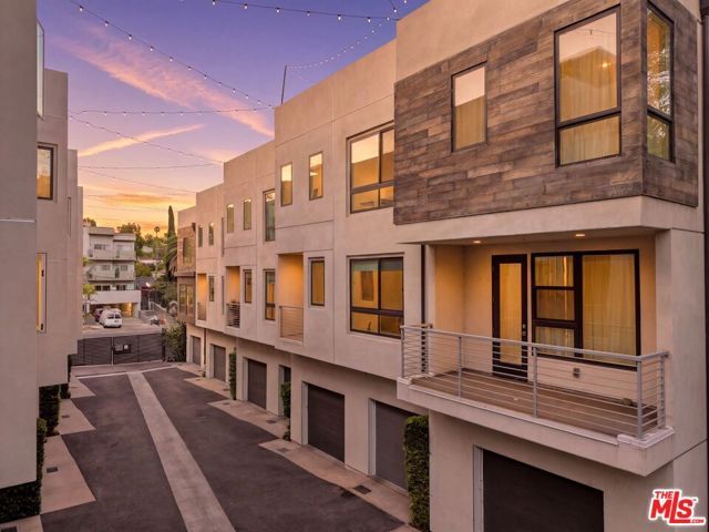 2111 N Cahuenga Boulevard 11, Los Angeles, CA 90068