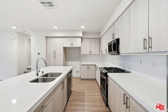 2111 N Cahuenga Boulevard 11, Los Angeles, CA 90068