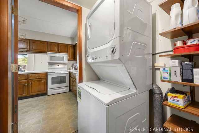 6223 Lake Park Lane B, Willowbrook, IL 60527