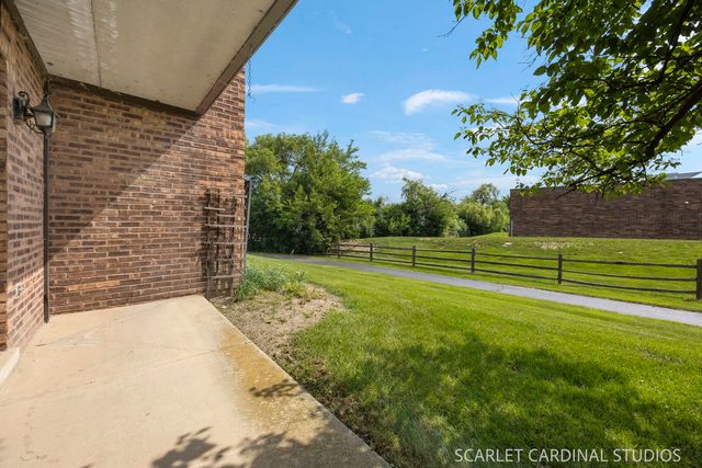 6223 Lake Park Lane B, Willowbrook, IL 60527