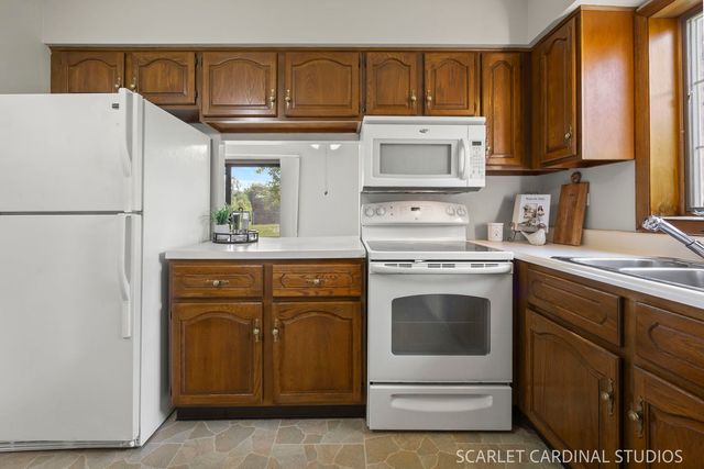 6223 Lake Park Lane B, Willowbrook, IL 60527