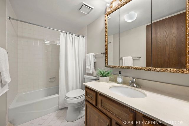 6223 Lake Park Lane B, Willowbrook, IL 60527