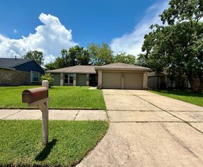 1133 Willow Creek Drive, La Porte, TX 77571