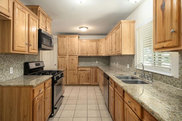 4664 N Vagedes Avenue, Fresno, CA 93705