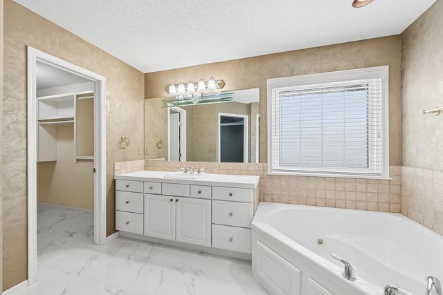7806 E Champions Cir, Wichita, KS 67226