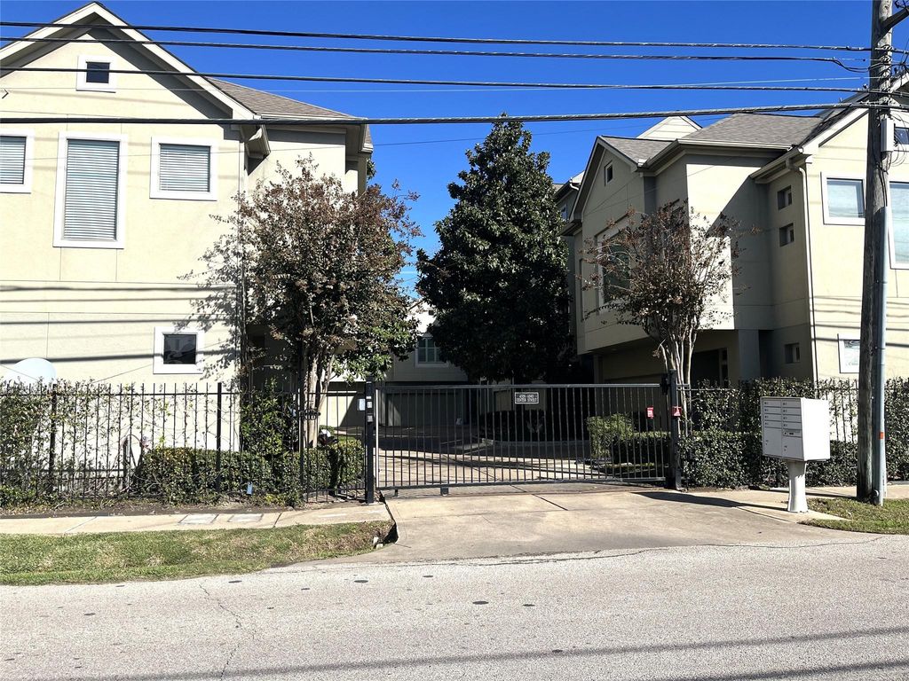 4338 Center Street, Houston, TX 77007