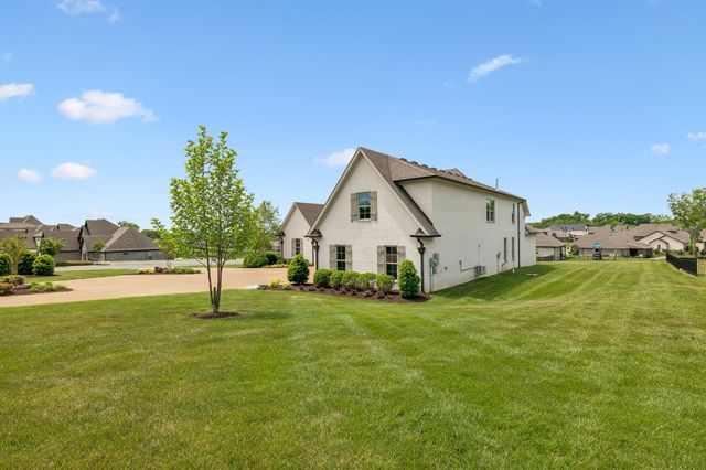 2308 Cages Bend Rd, Gallatin, TN 37066