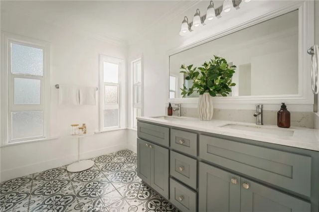 5115 West Boulevard, Los Angeles, CA 90043