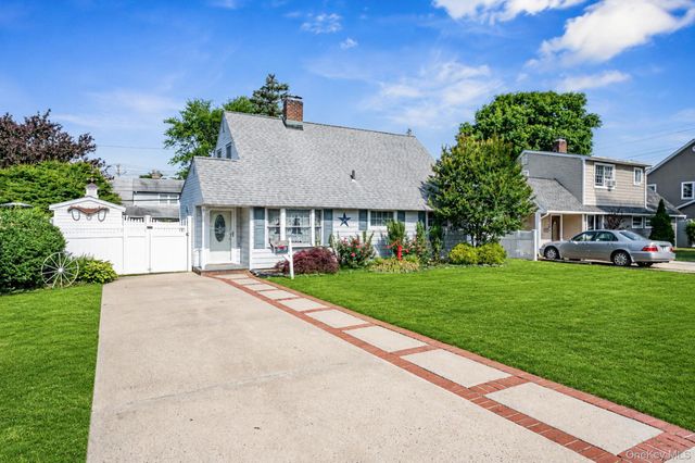 10 Flock Lane, Levittown, NY 11756