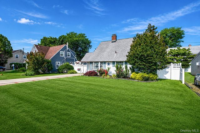10 Flock Lane, Levittown, NY 11756