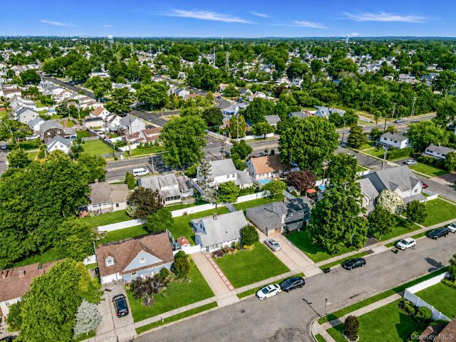 10 Flock Lane, Levittown, NY 11756